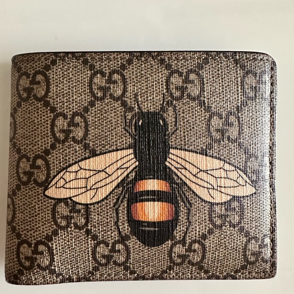 Gucci leather billfold wallet
Bee design, logo motif, embossed brand detailing